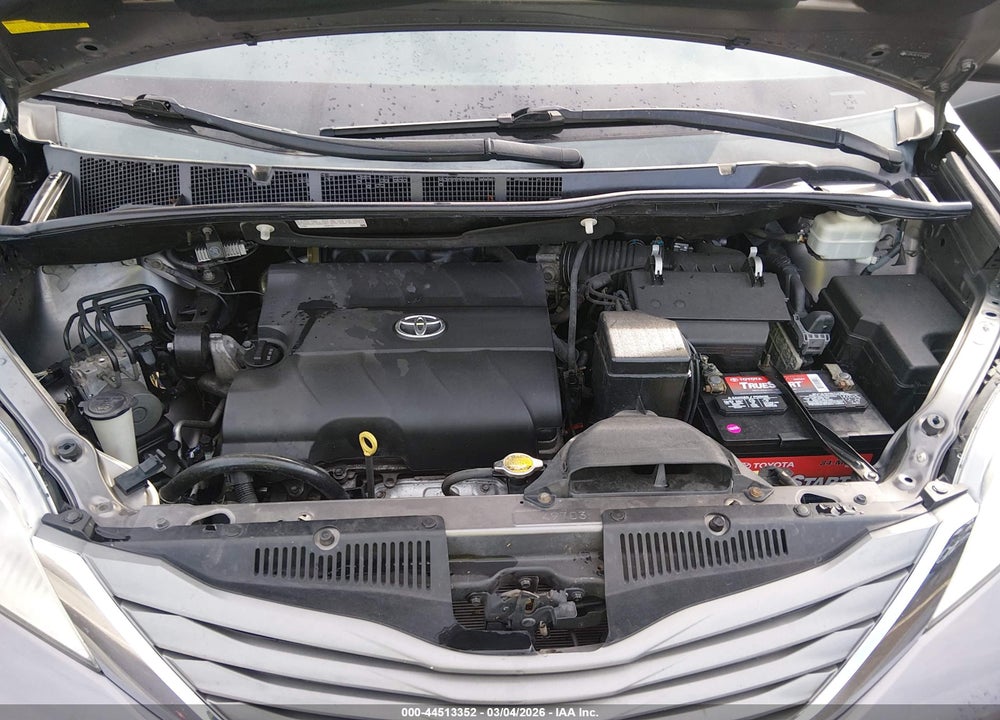2014 TOYOTA SIENNA XLE V6 8 PASSENGER VIN: 5TDYK3DC1ES413195