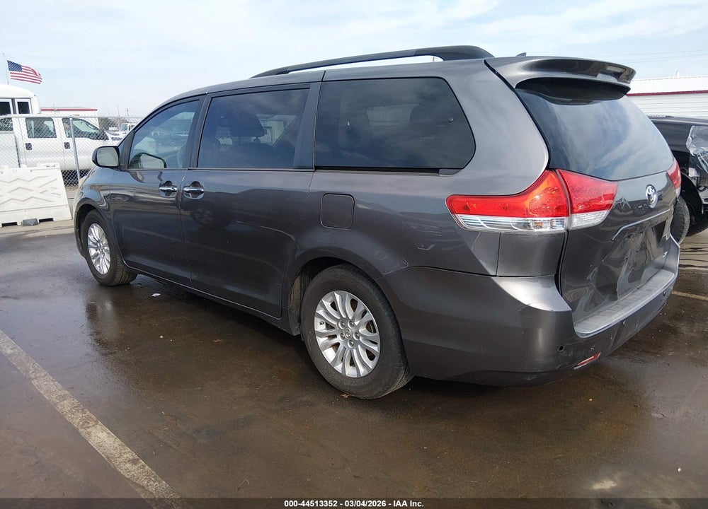2014 TOYOTA SIENNA XLE V6 8 PASSENGER VIN: 5TDYK3DC1ES413195
