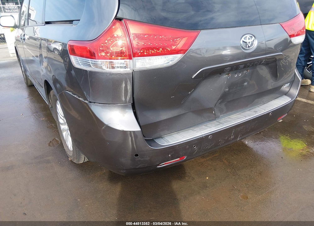 2014 TOYOTA SIENNA XLE V6 8 PASSENGER VIN: 5TDYK3DC1ES413195