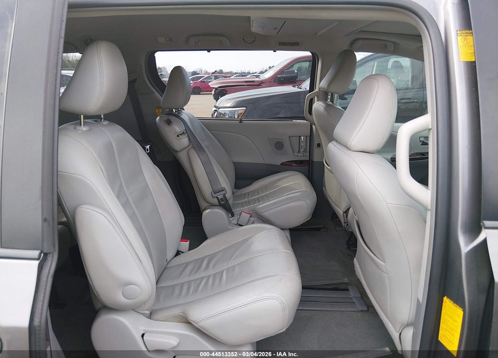 2014 TOYOTA SIENNA XLE V6 8 PASSENGER VIN: 5TDYK3DC1ES413195