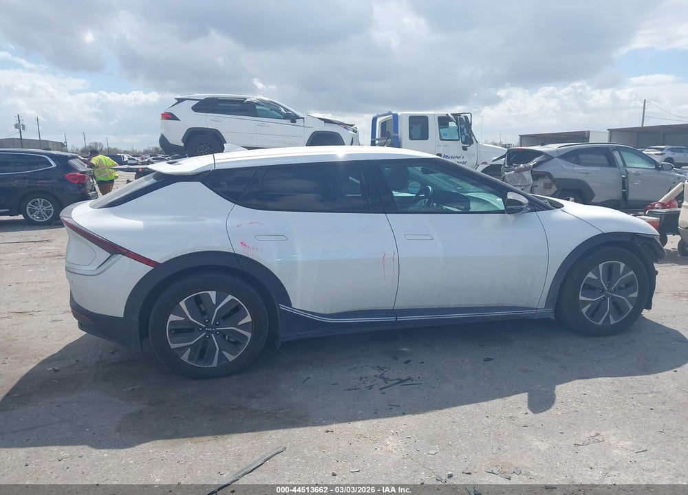 2022 KIA EV6 LIGHT VIN: KNDC34LB1N5045080