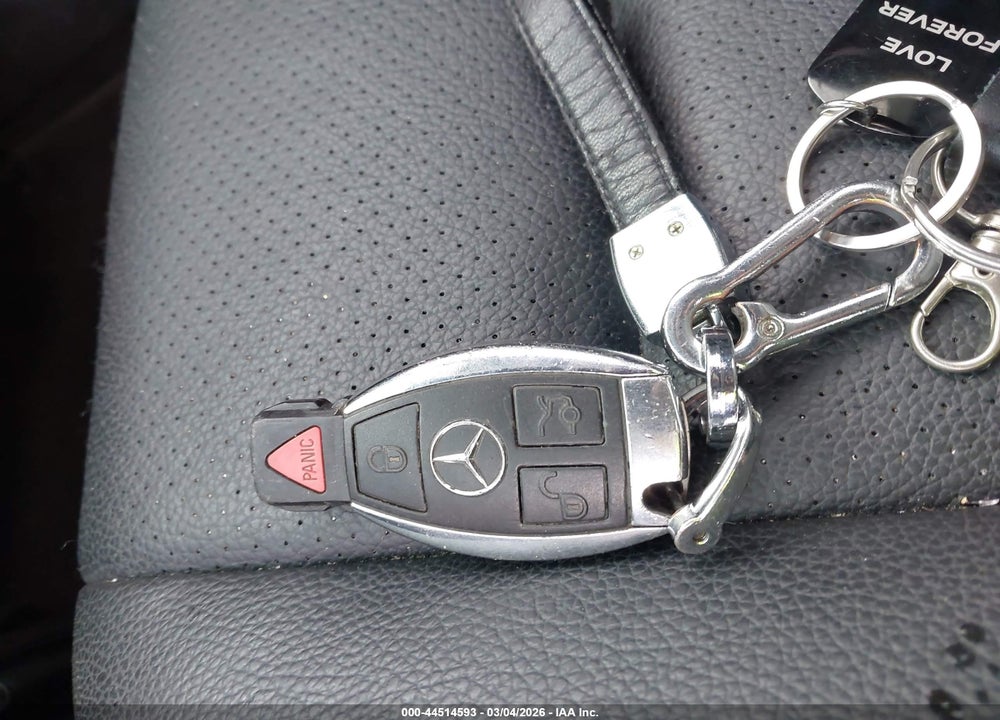 2010 MERCEDES-BENZ C 300 LUXURY/SPORT VIN: WDDGF5EB1AR127539
