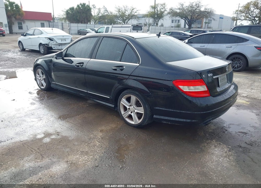2010 MERCEDES-BENZ C 300 LUXURY/SPORT VIN: WDDGF5EB1AR127539