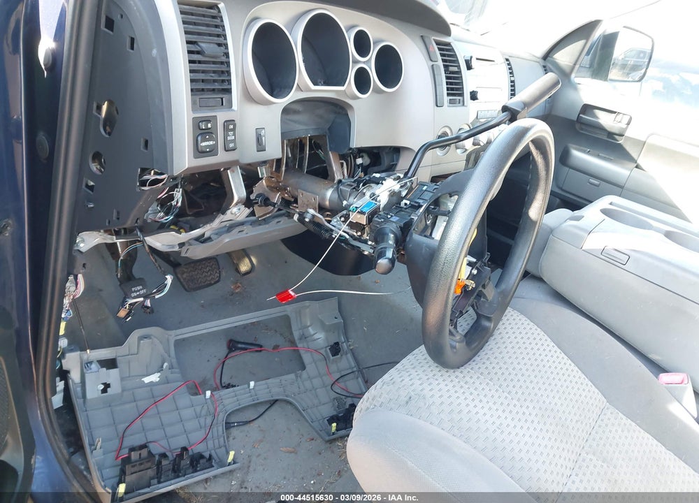 2011 TOYOTA TUNDRA GRADE 5.7L V8 VIN: 5TFUY5F1XBX208520