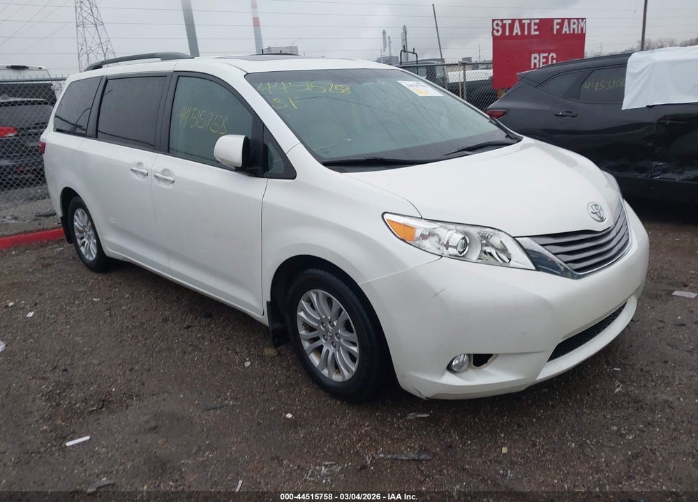 2015 TOYOTA SIENNA XLE 8 PASSENGER VIN: 5TDYK3DC4FS647798