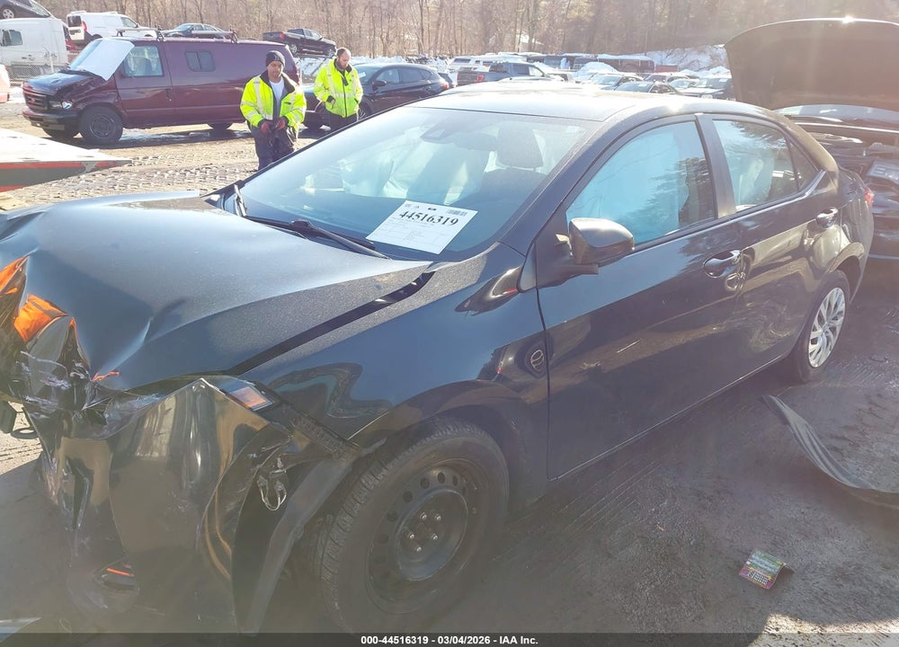 2018 TOYOTA COROLLA LE VIN: 2T1BURHE8JC002085