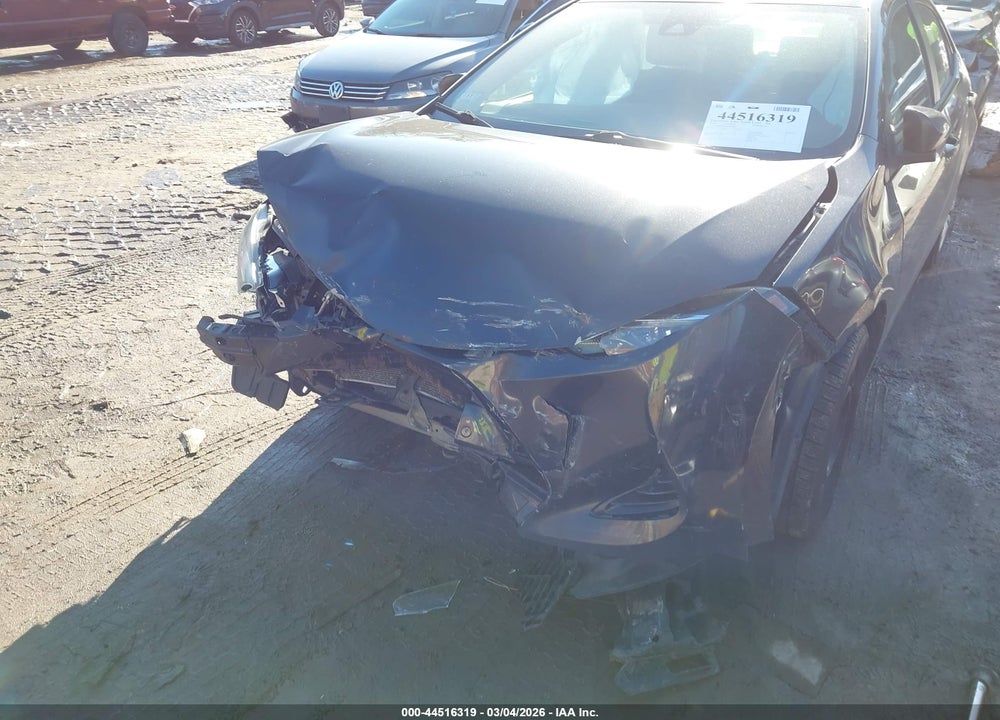 2018 TOYOTA COROLLA LE VIN: 2T1BURHE8JC002085