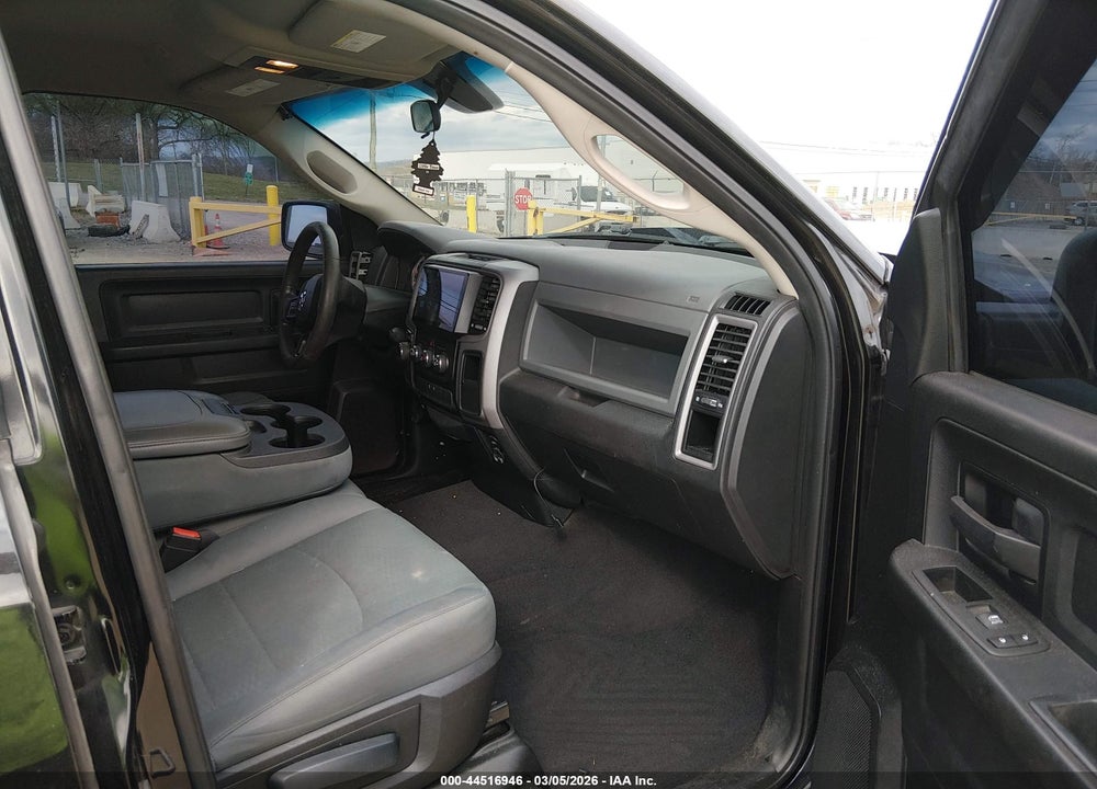 2017 RAM 1500 EXPRESS  4X2 6'4 BOX VIN: 1C6RR6FG3HS505882