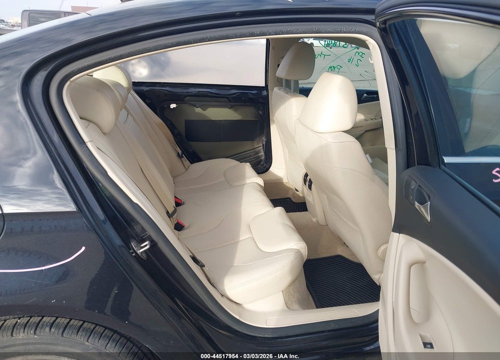 2010 VOLKSWAGEN PASSAT KOMFORT VIN: WVWJK7AN7AE075705