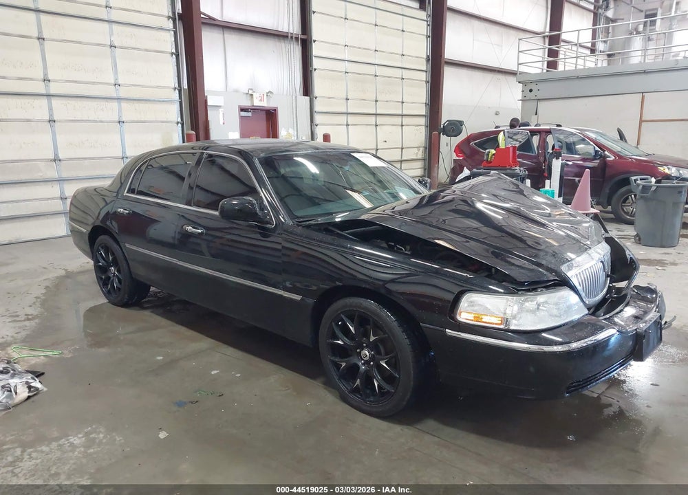 2008 LINCOLN TOWN CAR SIGNATURE LIMITED VIN: 2LNHM82V88X649715
