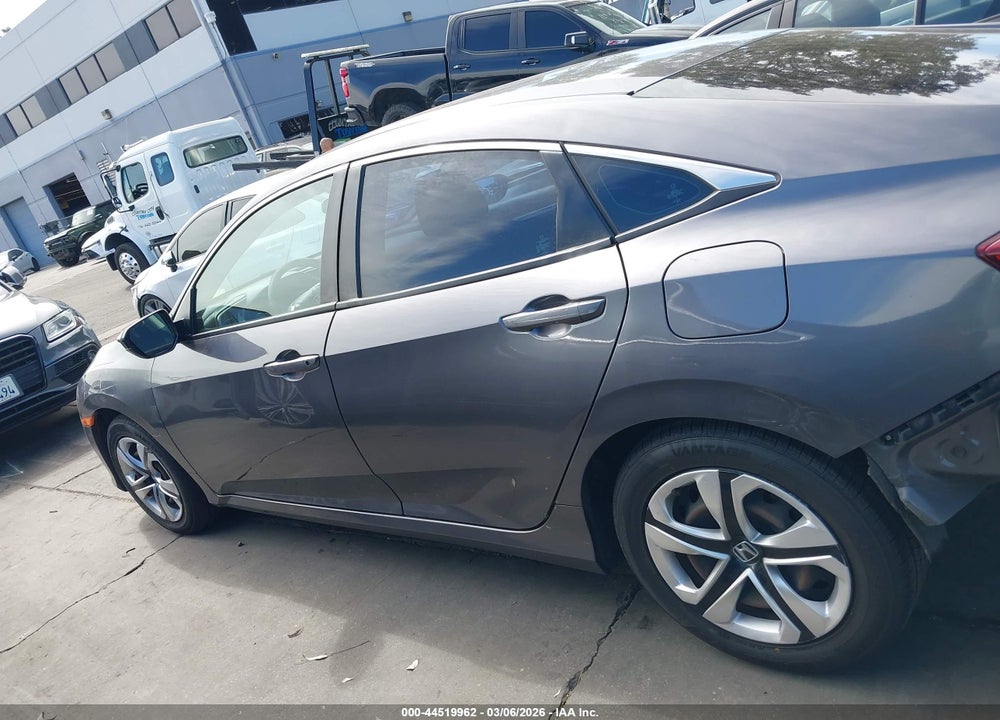 2018 HONDA CIVIC LX VIN: 2HGFC2F58JH514077