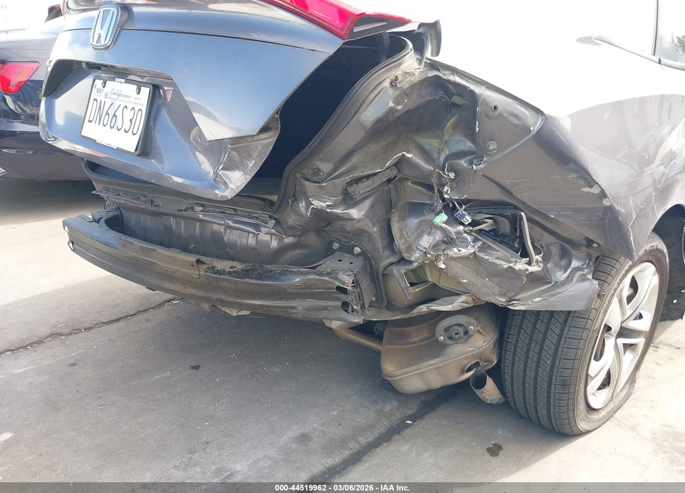 2018 HONDA CIVIC LX VIN: 2HGFC2F58JH514077