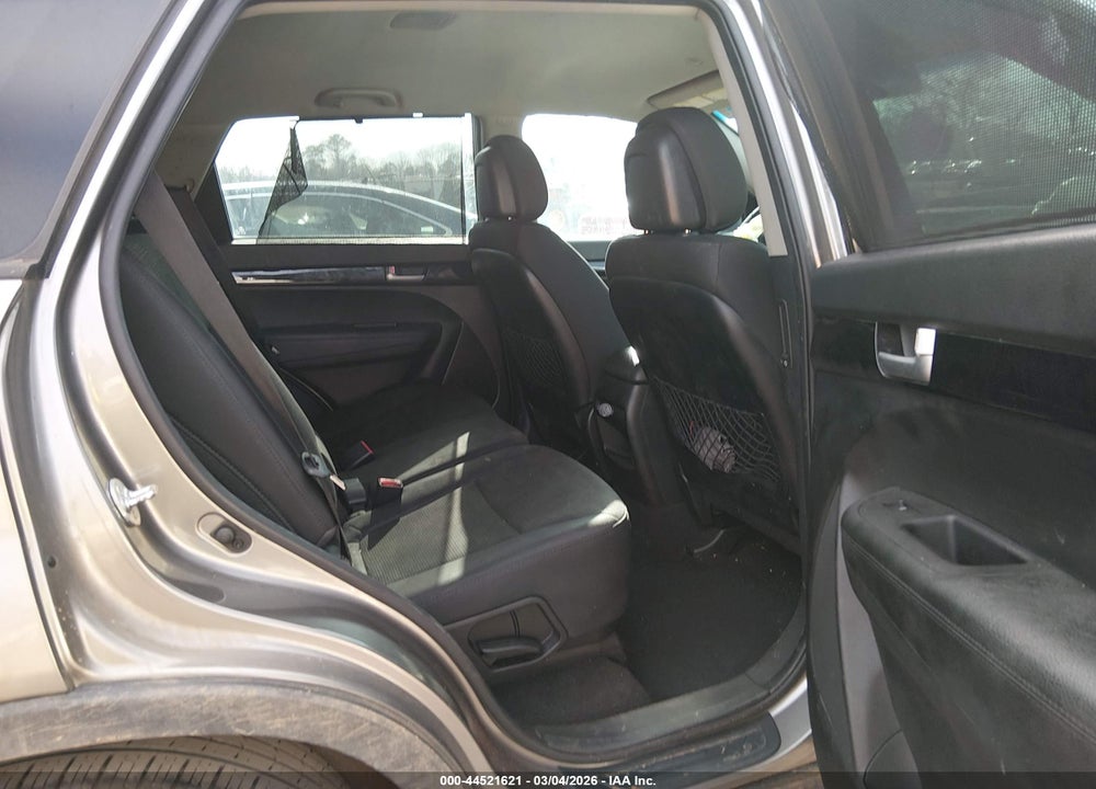 2015 KIA SORENTO LX VIN: 5XYKT4A66FG601619