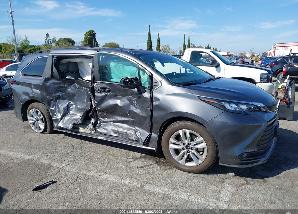 2025 TOYOTA SIENNA XLE VIN: 5TDJSKFC1SS188796