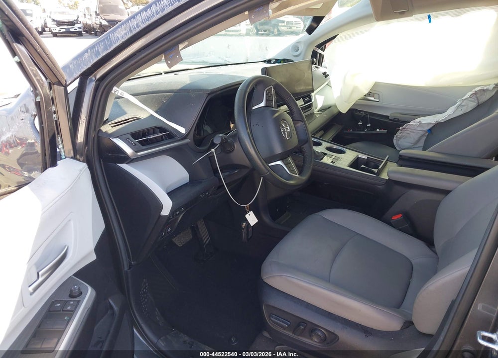 2025 TOYOTA SIENNA XLE VIN: 5TDJSKFC1SS188796