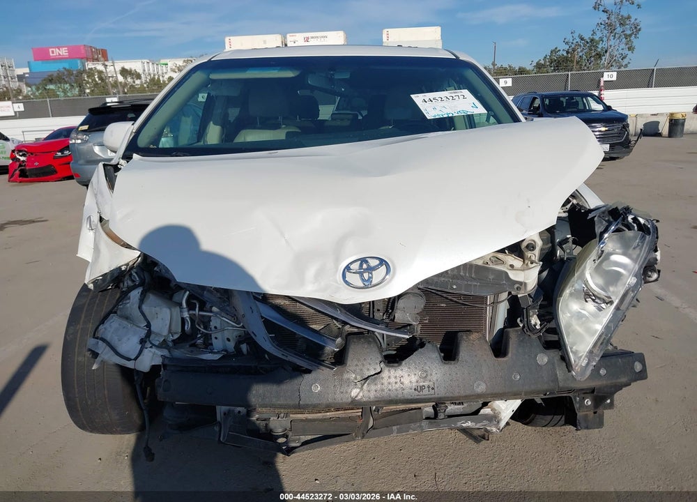 2015 TOYOTA SIENNA XLE 8 PASSENGER VIN: 5TDYK3DC2FS653986