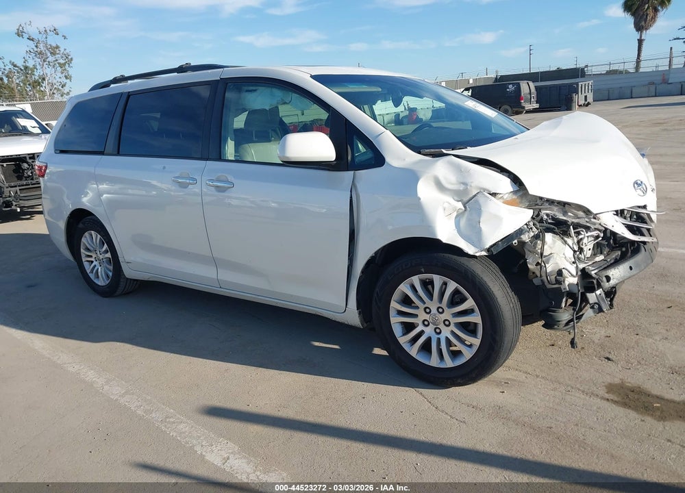2015 TOYOTA SIENNA XLE 8 PASSENGER VIN: 5TDYK3DC2FS653986