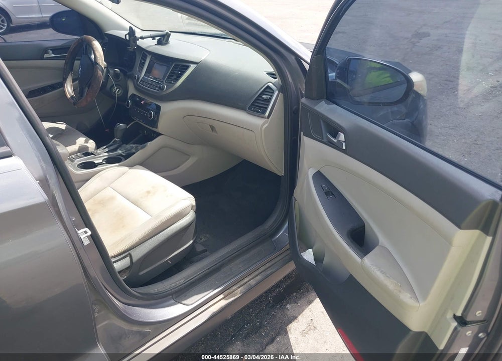 2016 HYUNDAI TUCSON SE VIN: KM8J33A4XGU117548