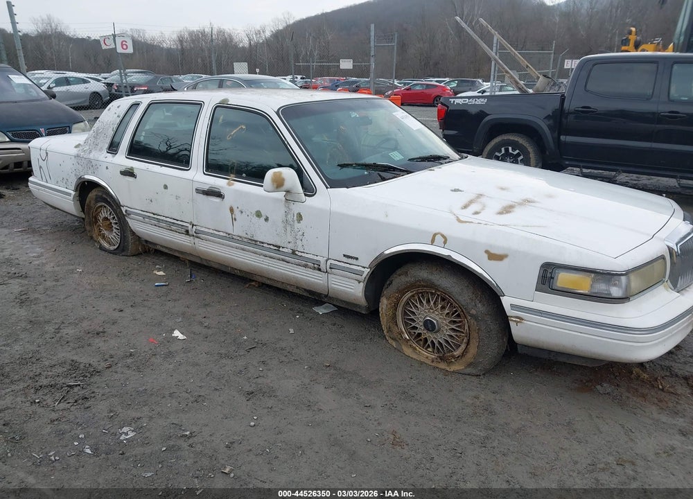 1995 LINCOLN TOWN CAR SIGNATURE/SPINNAKER VIN: 1LNLM82W6SY642630