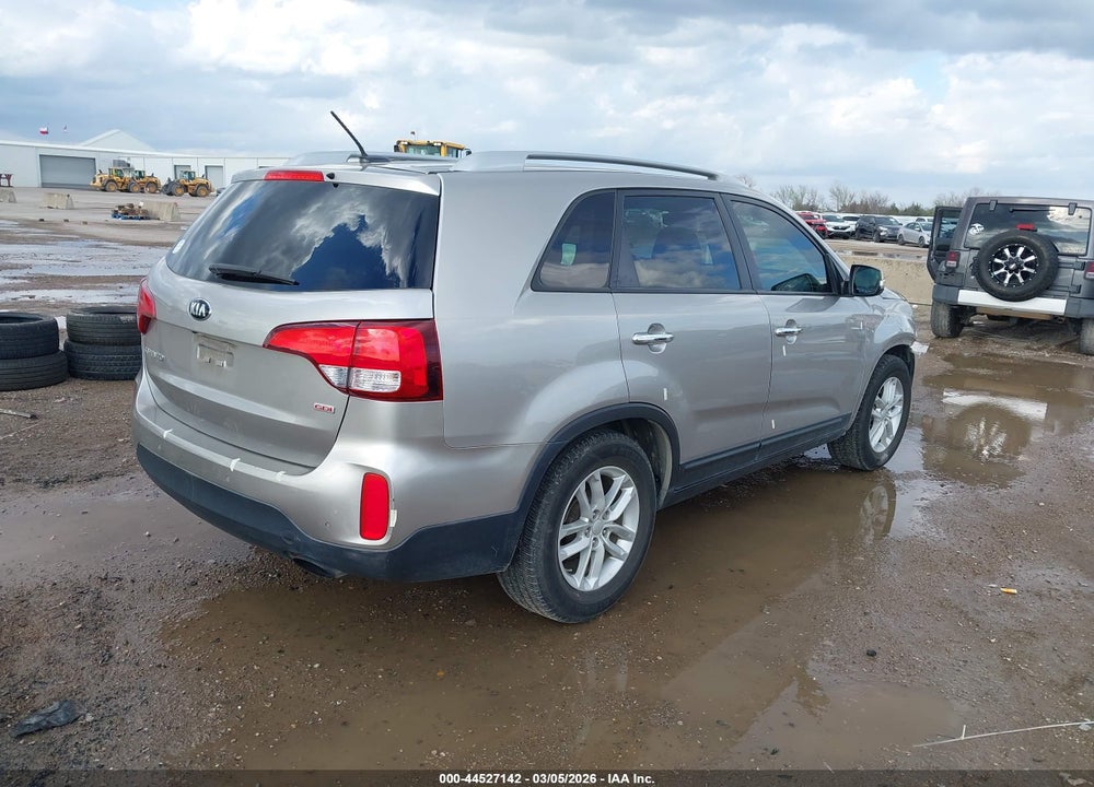 2015 KIA SORENTO LX VIN: 5XYKT3A69FG660691