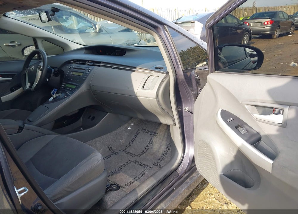 2011 TOYOTA PRIUS TWO VIN: JTDKN3DU8B0322283