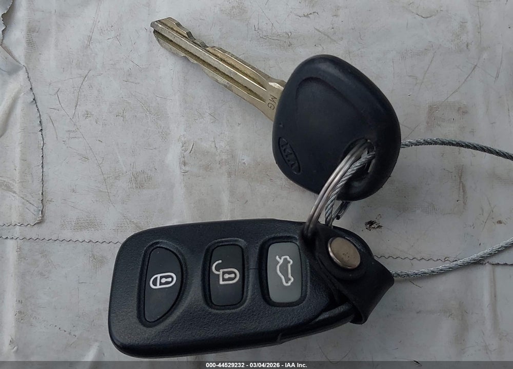 2008 KIA OPTIMA LX VIN: KNAGE123385211671