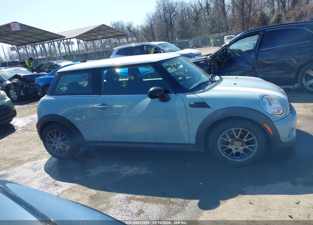 2013 MINI HARDTOP COOPER VIN: WMWSU3C53DT686431
