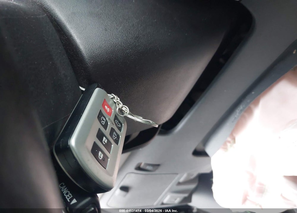 2017 TOYOTA SIENNA XLE 8 PASSENGER VIN: 5TDYZ3DC5HS793965