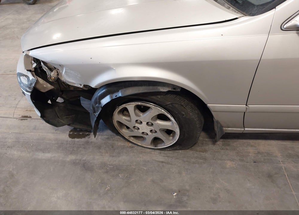 2001 TOYOTA CAMRY LE VIN: 4T1BG22K51U120302