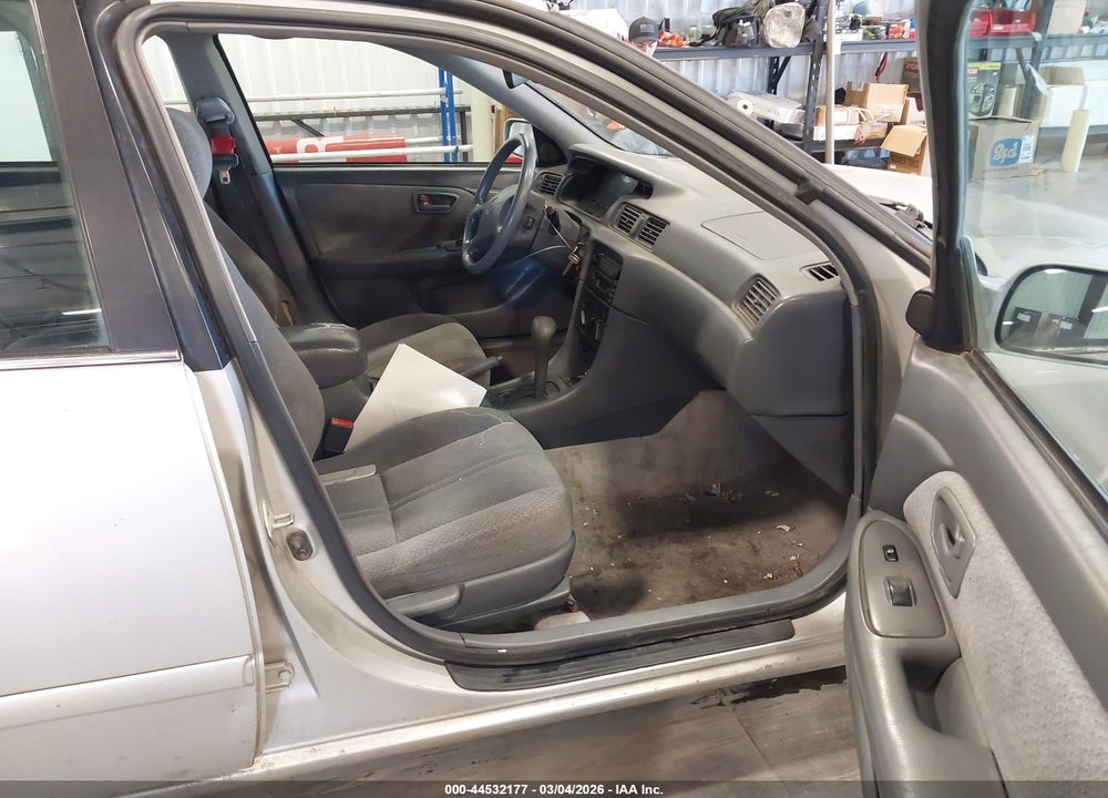 2001 TOYOTA CAMRY LE VIN: 4T1BG22K51U120302