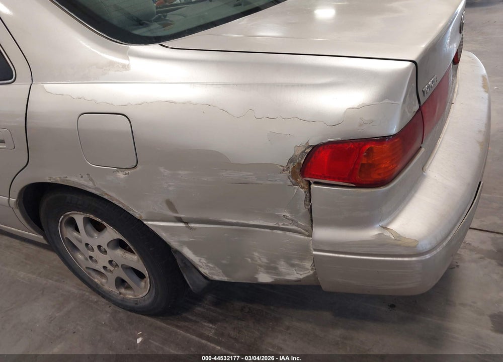2001 TOYOTA CAMRY LE VIN: 4T1BG22K51U120302