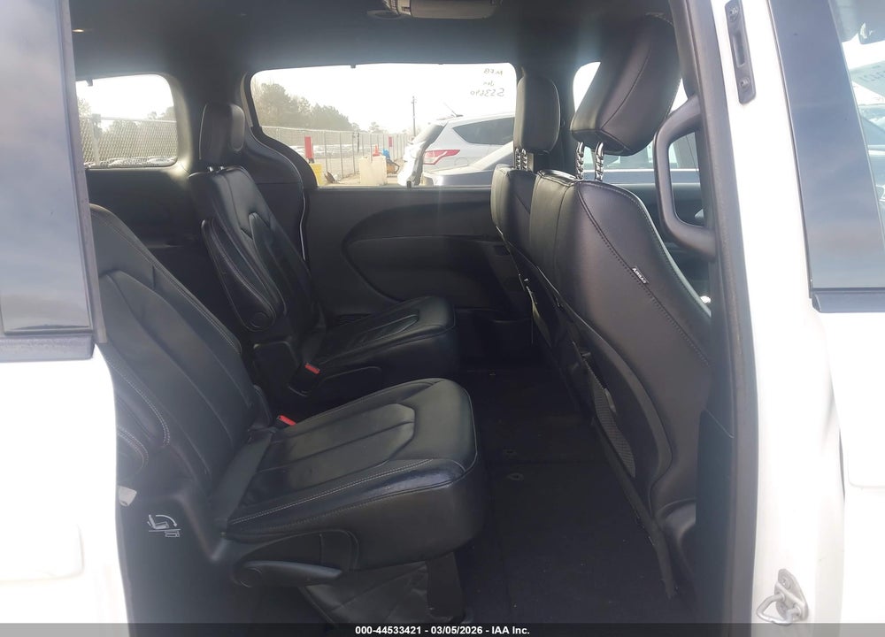 2018 CHRYSLER PACIFICA TOURING L VIN: 2C4RC1BG1JR175248
