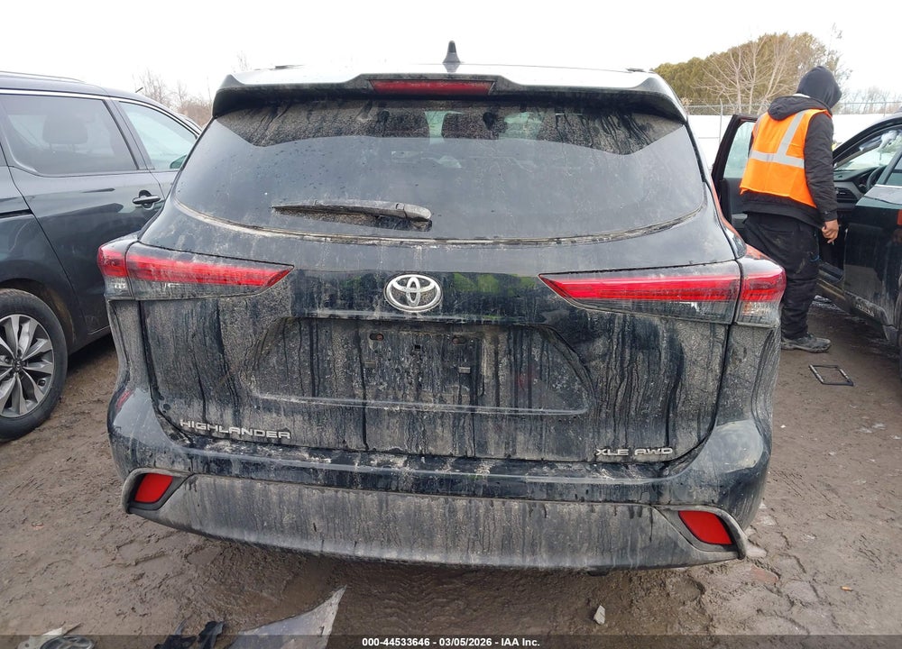 2022 TOYOTA HIGHLANDER XLE VIN: 5TDGZRBH3NS208213