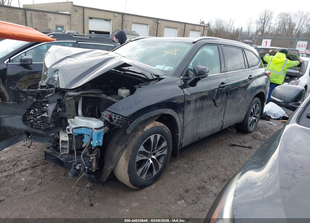 2022 TOYOTA HIGHLANDER XLE VIN: 5TDGZRBH3NS208213