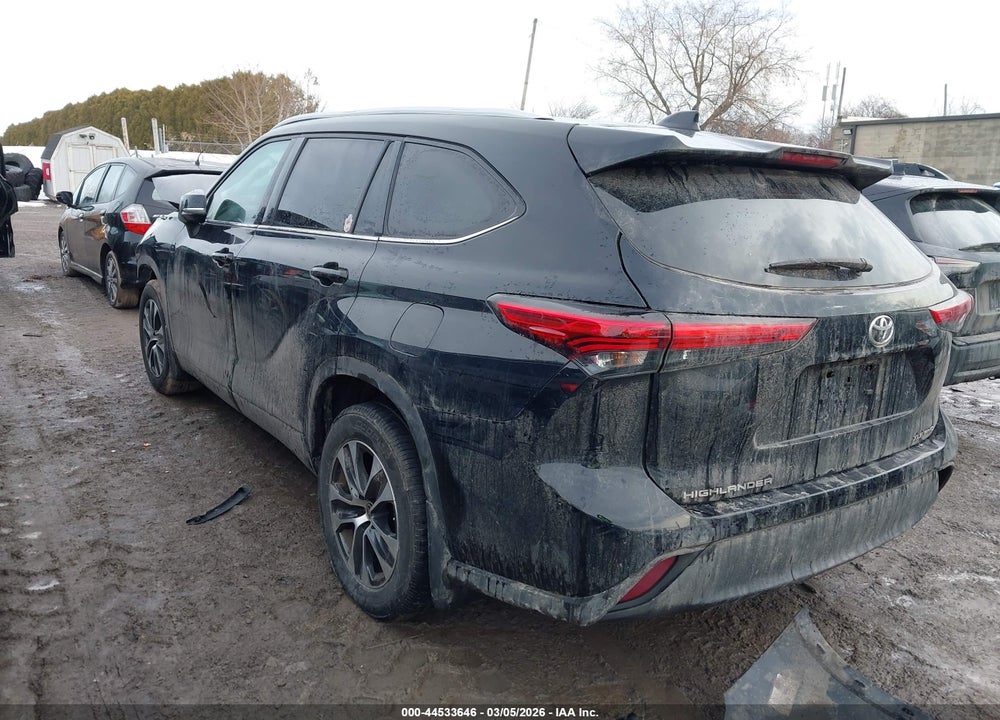 2022 TOYOTA HIGHLANDER XLE VIN: 5TDGZRBH3NS208213