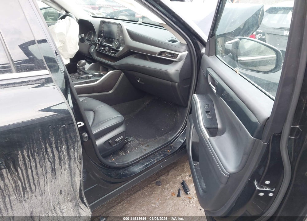 2022 TOYOTA HIGHLANDER XLE VIN: 5TDGZRBH3NS208213