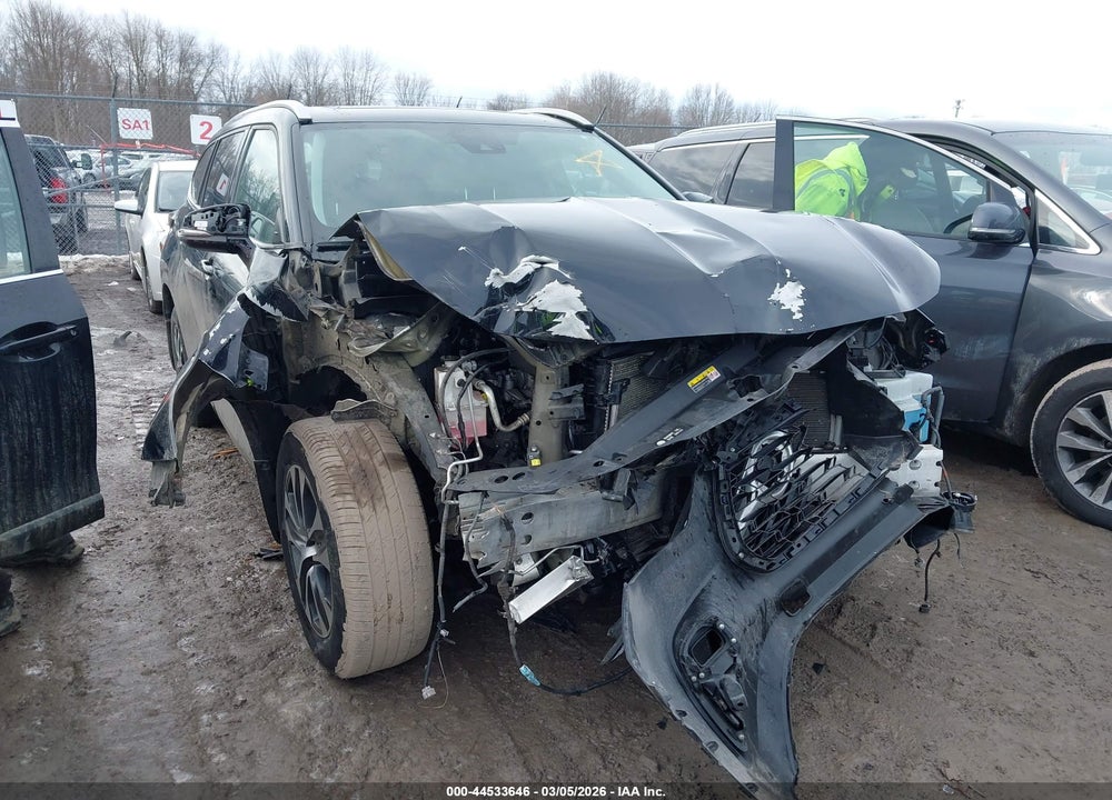 2022 TOYOTA HIGHLANDER XLE VIN: 5TDGZRBH3NS208213