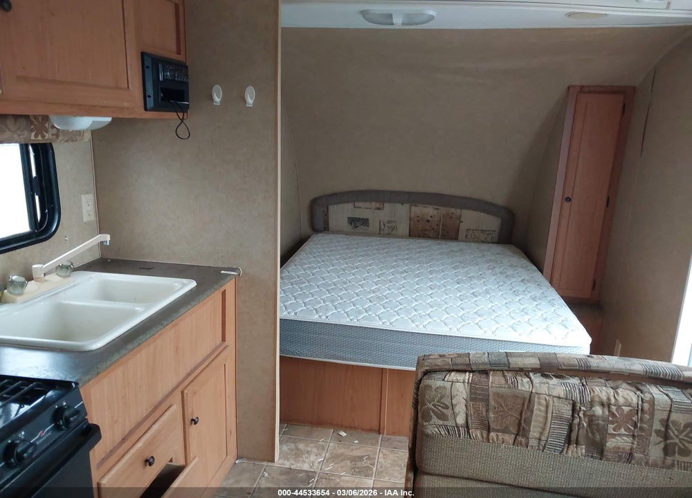 2010 LAYTON JOEY VIN: 1SE200H26AC000883