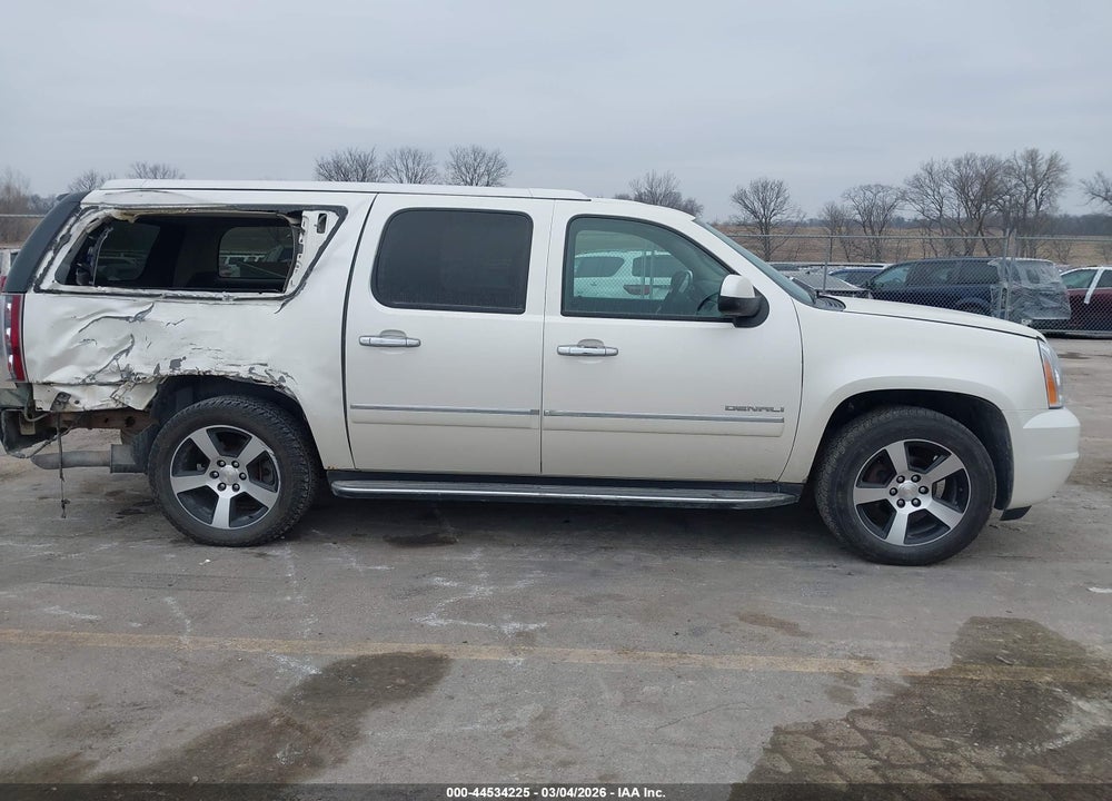 2011 GMC YUKON XL 1500 DENALI VIN: 1GKS2MEF1BR302715