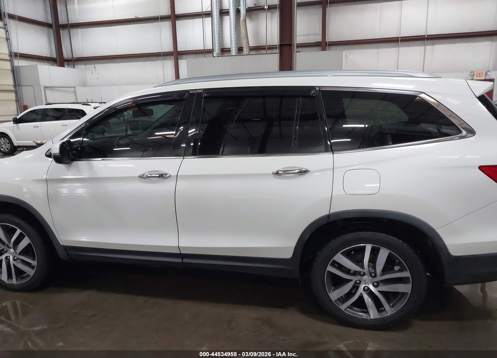 2018 HONDA PILOT TOURING VIN: 5FNYF6H98JB025402