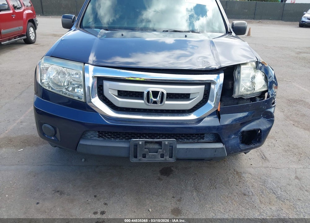 2011 HONDA PILOT LX VIN: 5FNYF4H23BB025638