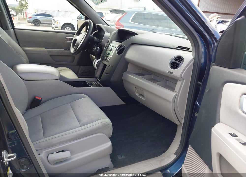2011 HONDA PILOT LX VIN: 5FNYF4H23BB025638