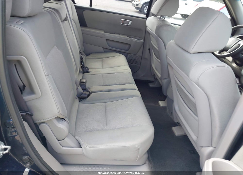 2011 HONDA PILOT LX VIN: 5FNYF4H23BB025638