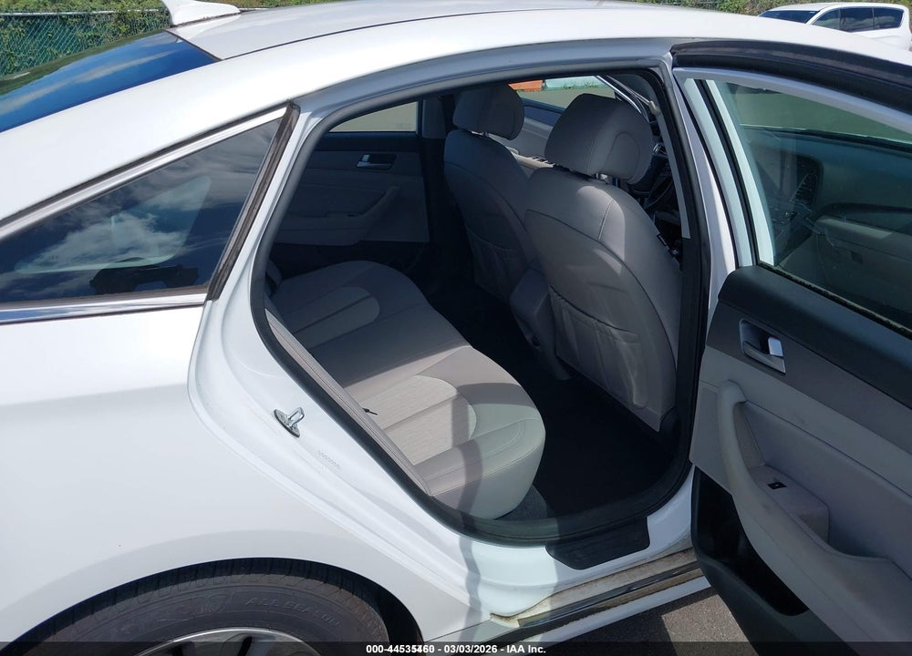 2017 HYUNDAI SONATA HYBRID SE VIN: KMHE24L33HA065438