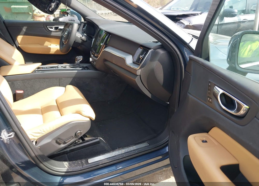 2019 VOLVO XC60 T5 MOMENTUM VIN: LYV102DK8KB250619