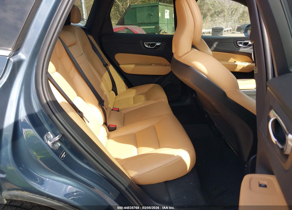 2019 VOLVO XC60 T5 MOMENTUM VIN: LYV102DK8KB250619
