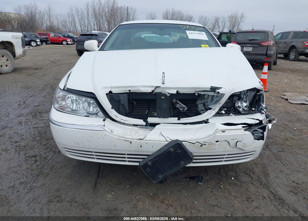 2004 LINCOLN TOWN CAR SIGNATURE VIN: 1LNHM81W54Y674057