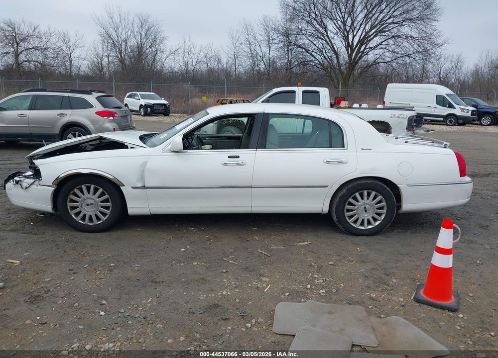 2004 LINCOLN TOWN CAR SIGNATURE VIN: 1LNHM81W54Y674057