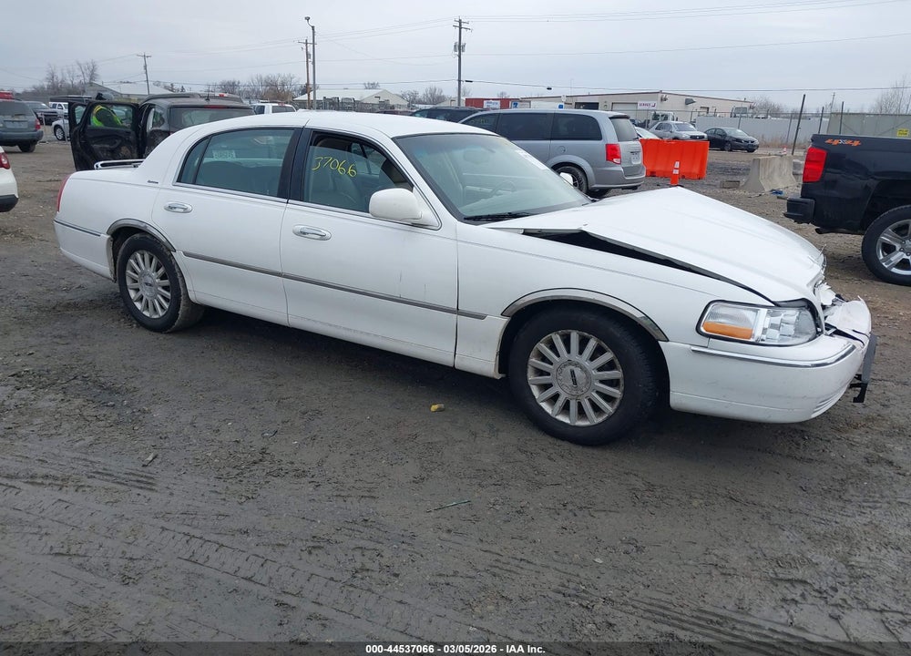 2004 LINCOLN TOWN CAR SIGNATURE VIN: 1LNHM81W54Y674057