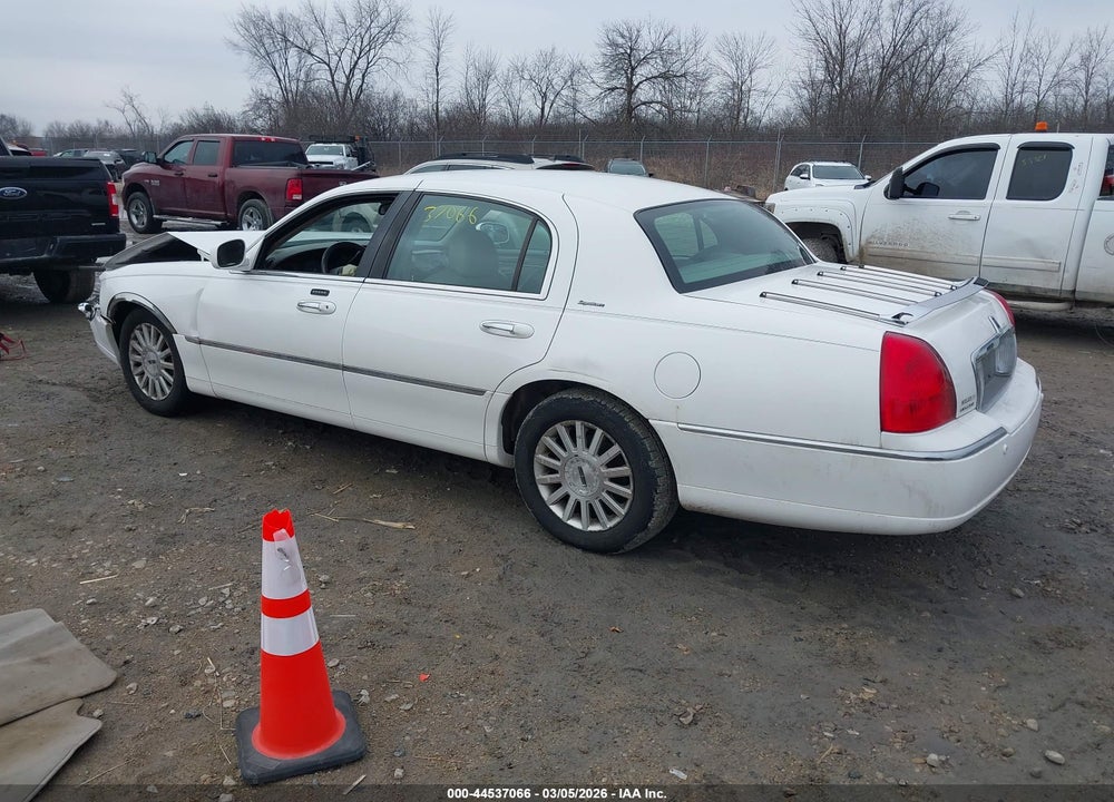 2004 LINCOLN TOWN CAR SIGNATURE VIN: 1LNHM81W54Y674057